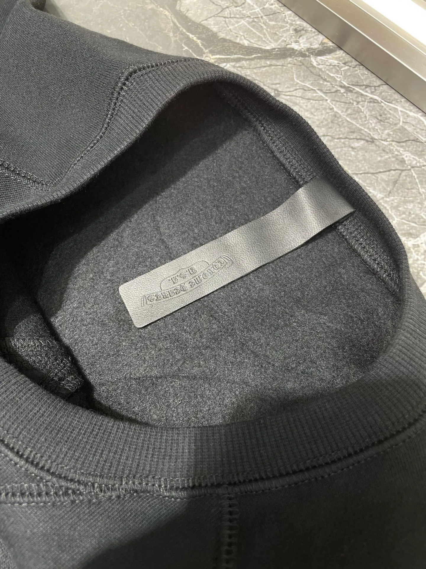 🅿️320 CH🌟【Top Replica】25 pullover embroidered short sweatshirt Original purchased for 6650 The development cost is extremely high The fabric is made of fleece fabric The usage is huge Imported embroidery machine is used for embroidery Customized lambskin leather label The back hardware is aged and silver-plated Size: s m l